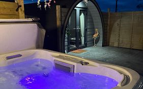 The Garden Pod With Private Hot Tub